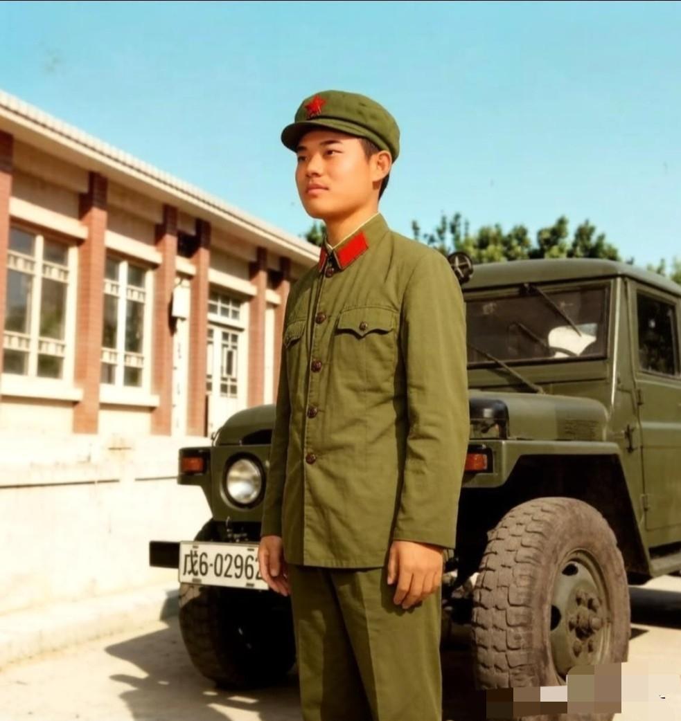 两代电台车，一段通信兵的军旅记忆，看完破防了老照片记录下的两代经典通信装备。