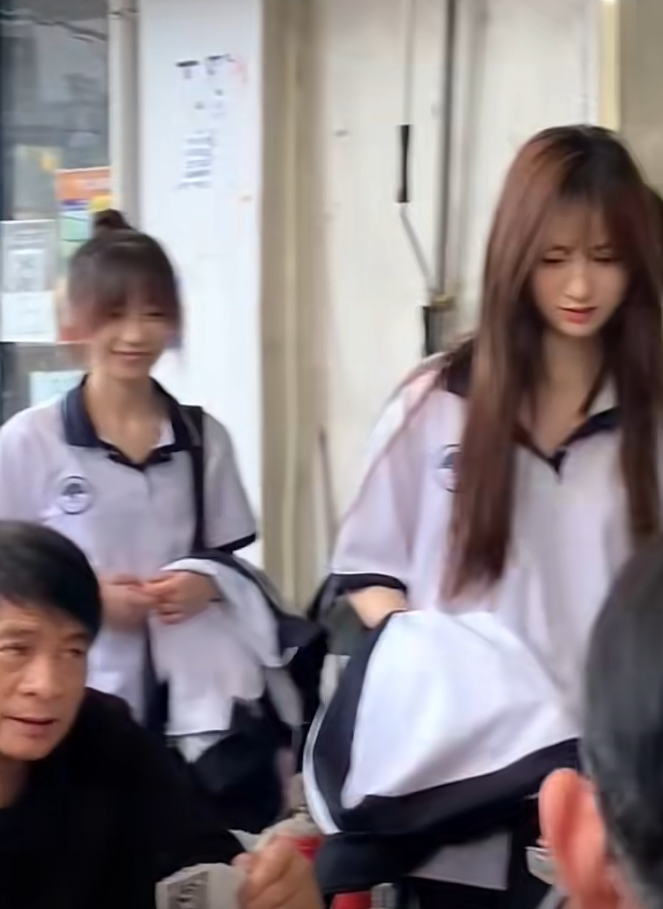 四位女生学生模样看大爷打牌，小区大爷的孙女怎么一个比一个好看