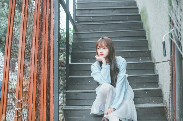 一个女人，只要不想接受异性的追求，就会明确拒绝所有超出友谊的礼物和帮助。不管什