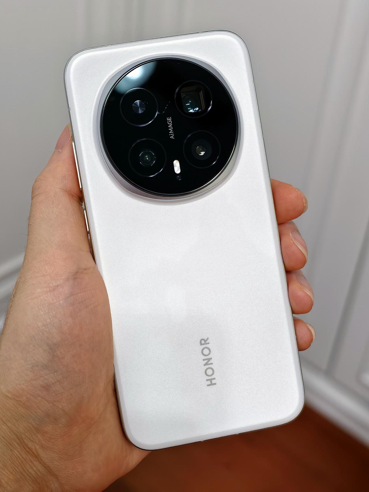 去年荣耀做了一个“违背祖宗”的决定，苹果看了估计很羞愧荣耀Magic7标准版