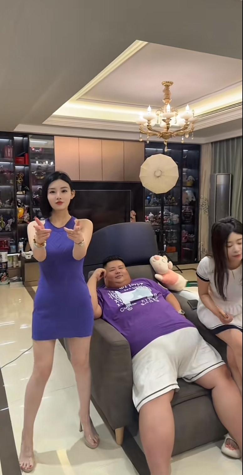 河北沧州李公子，是真管不住嘴呀，，近400斤的体重，还天天喝奶茶。如今又有了新女
