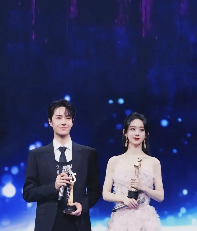 #你们希望赵丽颖跟王一博二搭吗#很多人都希望赵丽颖二搭王一博，面对王一博可能有
