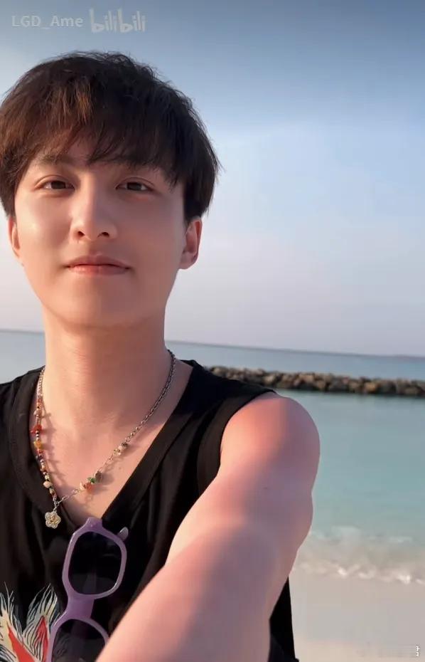 LOL的大主播冷少看Ame视频夸AME相当的帅，和时代少年团一样，说他如果是打L