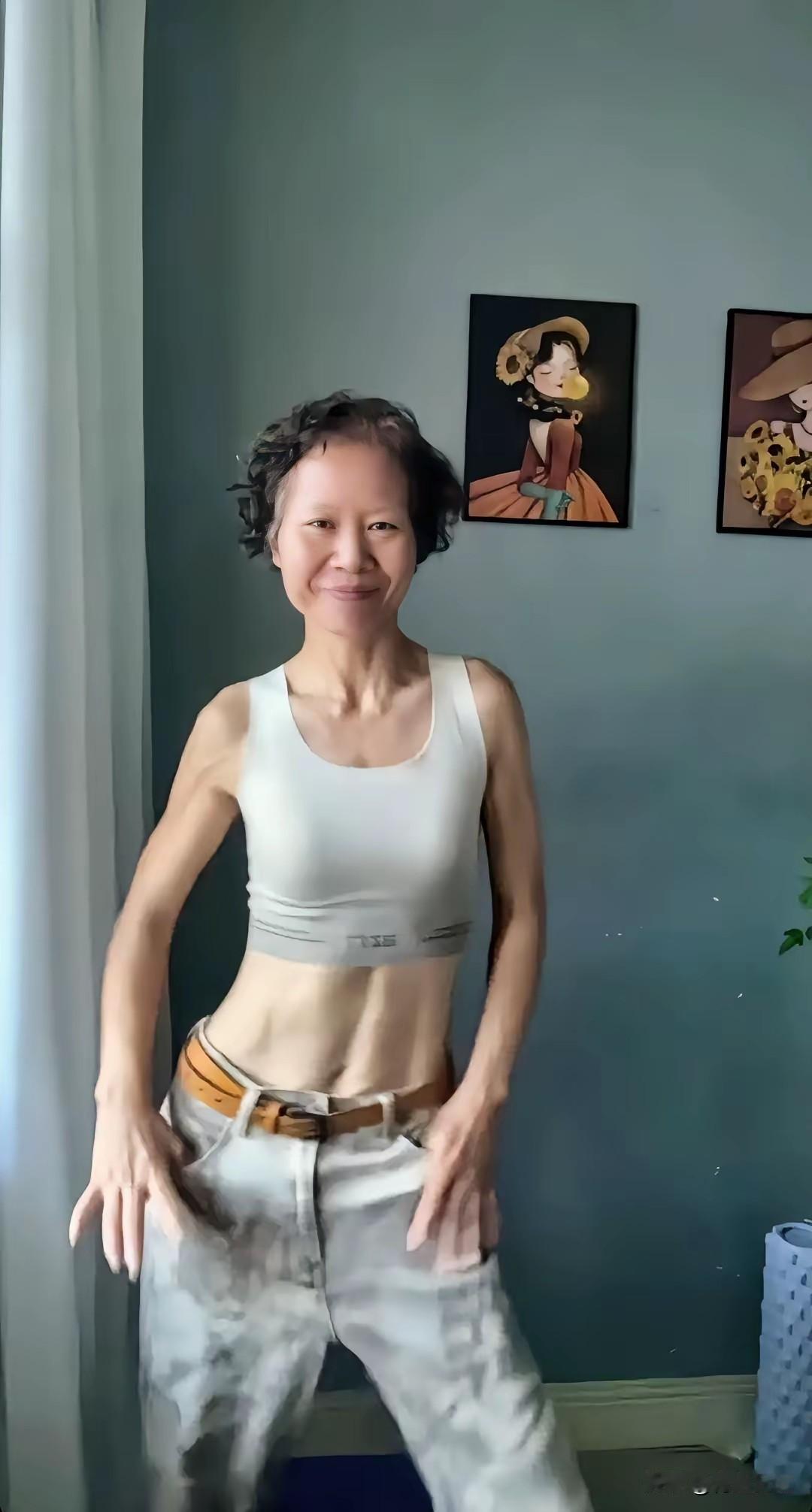 别再觉得人老了越瘦越好看了！真不是这么回事。你看图里这位阿姨，身材确实瘦，一