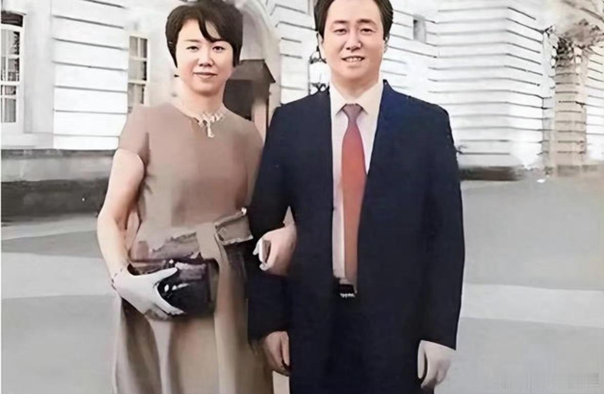 #许家印老婆资产#我感觉像他们这种大佬，早把资产给孩子在国外设置信托了，企业风险显现前，二人借“技术