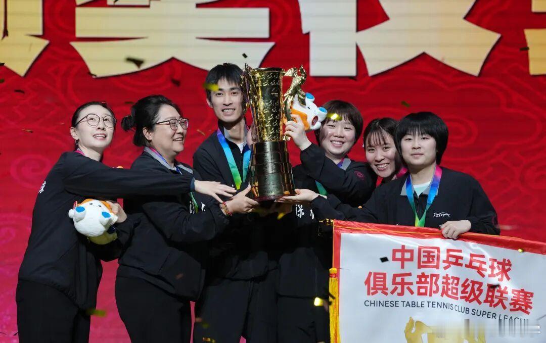 深圳大学女团夺冠深圳大学在决赛中战胜了山东鲁能，成功捧起了乒超“凤杯”，山东鲁能