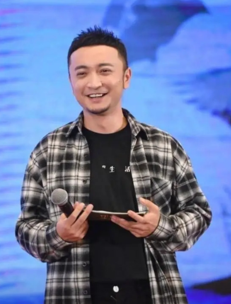 尼格买提说，现在离婚两年多了，我主要忙工作，做《你好生活》这些节目，也回家多陪爸