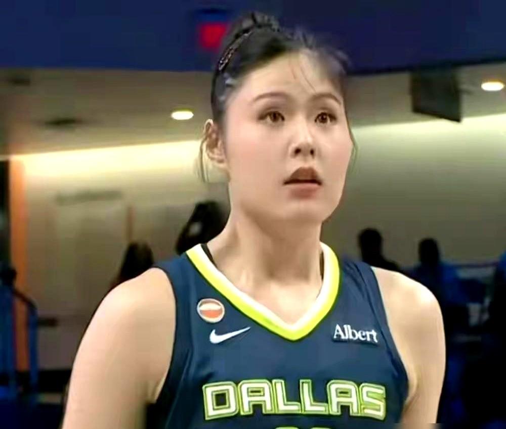 太揪心了！后脑勺着地，直接被抬下去了。达拉斯飞翼队正打出队史最长的六连胜，核