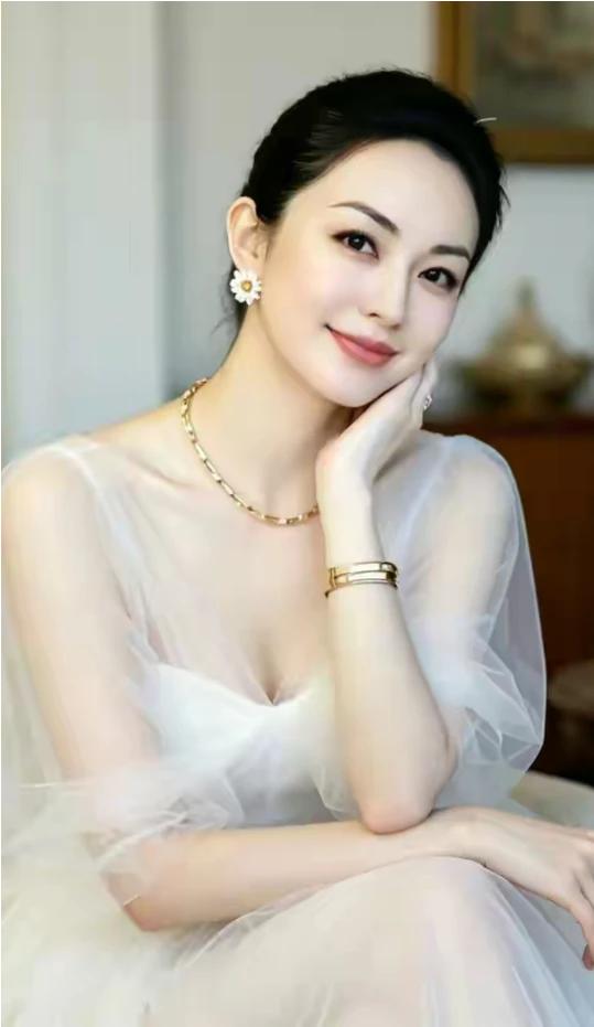 看看能不能给补个下联？拜托啦，万分期待！上联：不用繁花铺浪漫，下联：但求