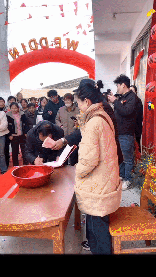 这样的人真是太讨厌了！新娘因为穿着婚纱，裙摆太大，不方便下跪磕头。结果新娘身