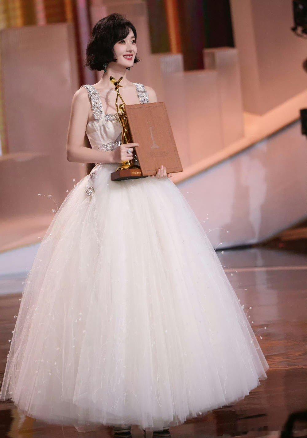 赵丽颖入选中国品牌人物500强恭喜赵丽颖入选中国品牌人物500强，好牛！赵丽颖