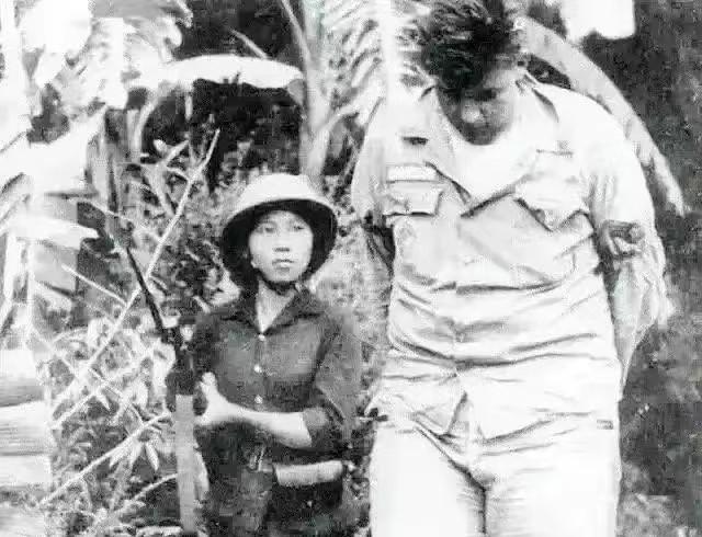 1959年的越南丛林，一个美国大兵以为抓到了落单的猎物。当那个穿着碎花裙的越