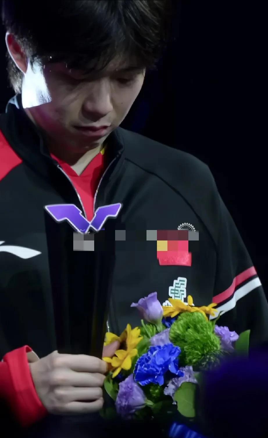 他真的是其他花都没摸，就摸了向日葵[笑着哭]也不知道谁是太阳花，好难猜喔[滑稽笑]