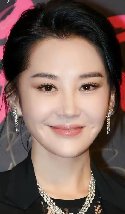 你还相信这是圈里出了名的“不老女神”吗？卸了妆，模样就跟她的年龄对上号了，原来那