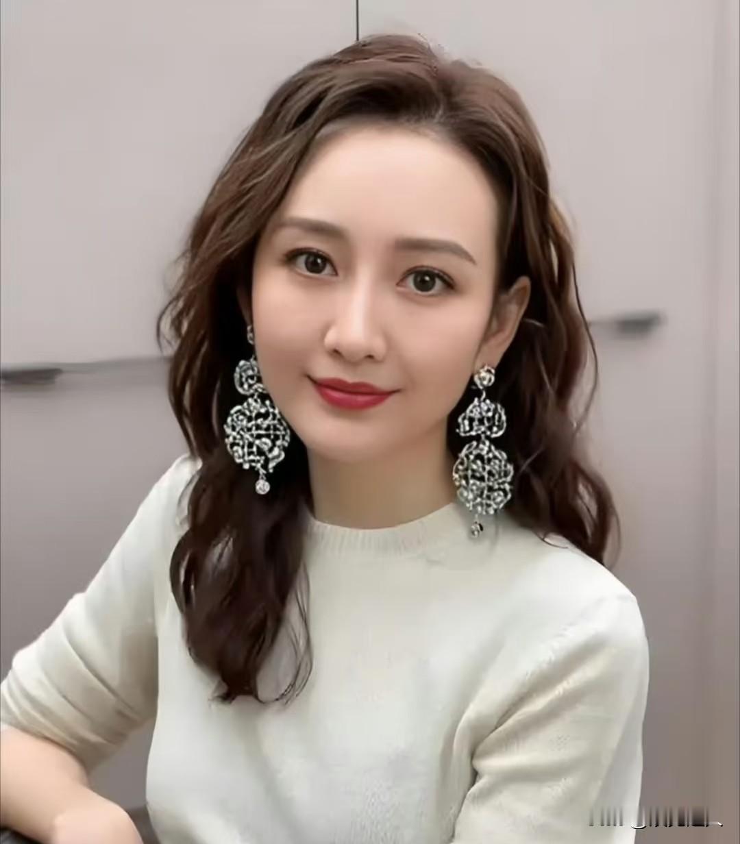 1982年出生在广西南宁，3岁父母离婚，跟着妈妈过。妈妈是个裁缝，整天忙着踩缝纫
