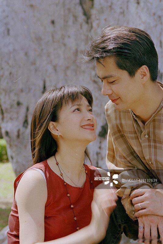 热恋时期的何晴和许亚军何晴许亚军旧照看到了一组1998年热恋时期的何晴和许亚军