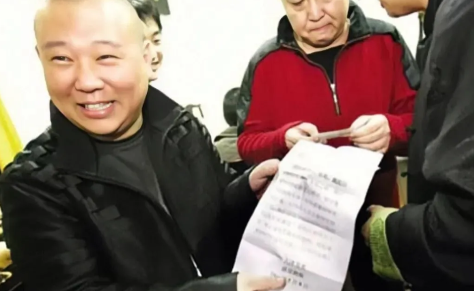 一次，郭德纲收到一封恐吓信：“你破坏行规，有人出价20w要你的命！”郭德纲笑