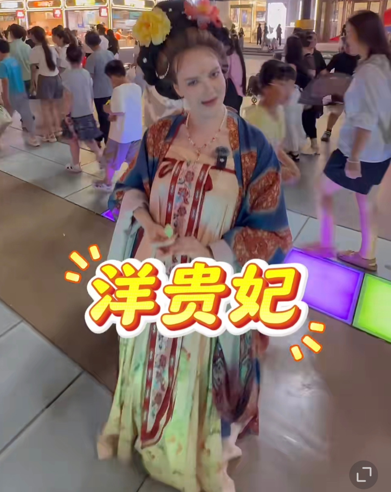 西安的洋贵妃含金量还在上升老外们在西安玩得可真嗨！穿着汉服，化着唐妆，跟杨贵妃合