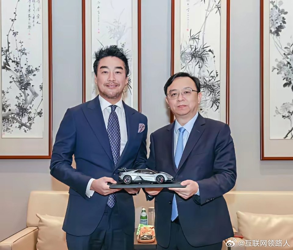 泰国顶级豪门现身，仰望U9全球限量版交付，比亚迪这局棋下得真够大！这不只是交车，