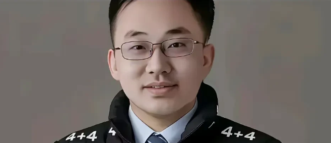 从肖飞的长相能看出邪气，淫邪的人面相上都带着。你看他，皮笑肉不笑，三角眉，虚假