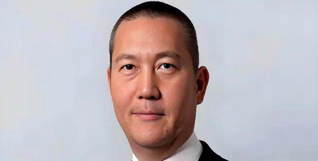 真绝了。蒋家四代人走的路简直像两条平行线，一边是台北市议会里唇枪舌剑的市长蒋