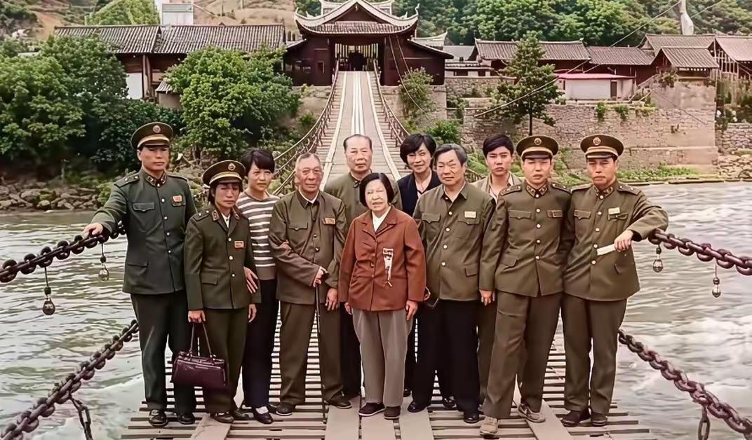 1985年5月29日，这一天是飞夺泸定桥胜利50周年纪念日，杨成武将军携夫人赵志