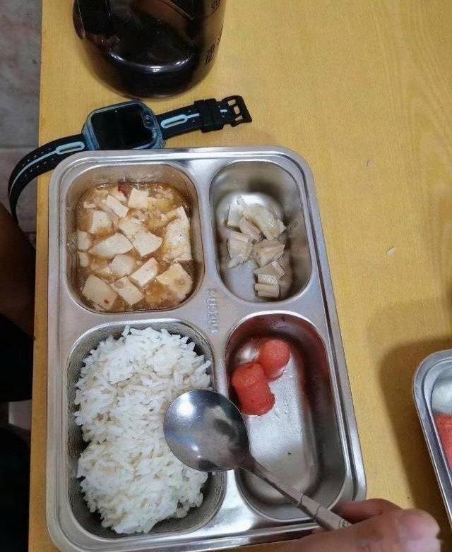左边是托管老师发的图片，右边是孩子不舒服我中午过去实际看到的。