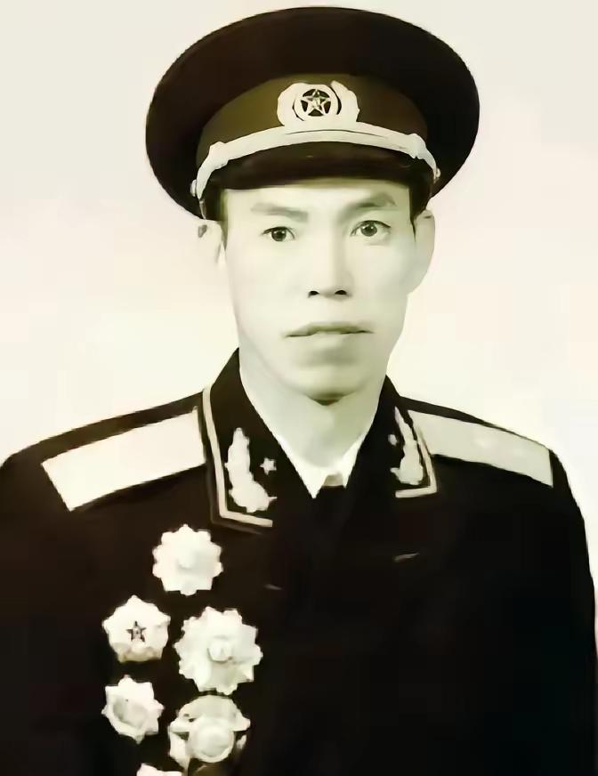 1967年春季，梁兴初升任解放军成都军区司令员。当时他的老首长、四野战友邓华也在