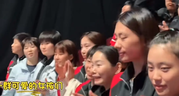 ——王曼昱的人缘真是太好了，在瑞典大满贯女单决赛中，队中有多达八位的队员为她加油