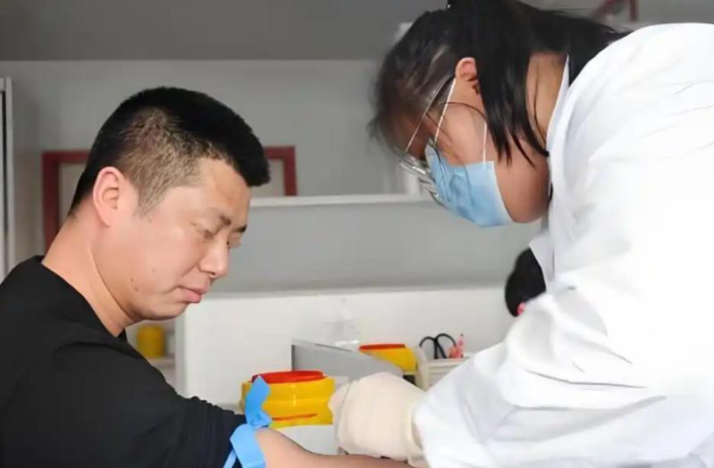 苏州一男子为控制血糖，每天坚持走9000步，半年后他身体咋样不少人一查出血糖