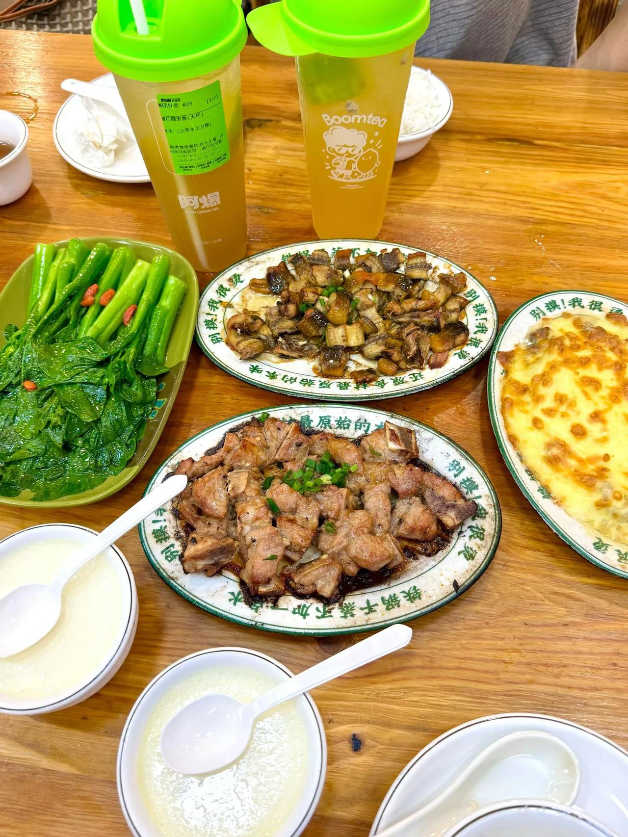 我表弟的前女友挑食，一点辣不吃，一丁点肥肉不吃，动物内脏不吃，羊肉嫌膻，爱吃海鲜