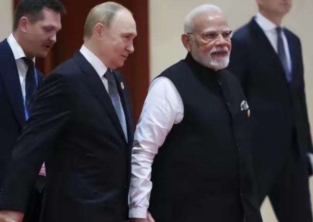 俄中之间的石油交易，突然爆出个大新闻，有贸易商偷偷透露，俄罗斯给中国的石油价格，