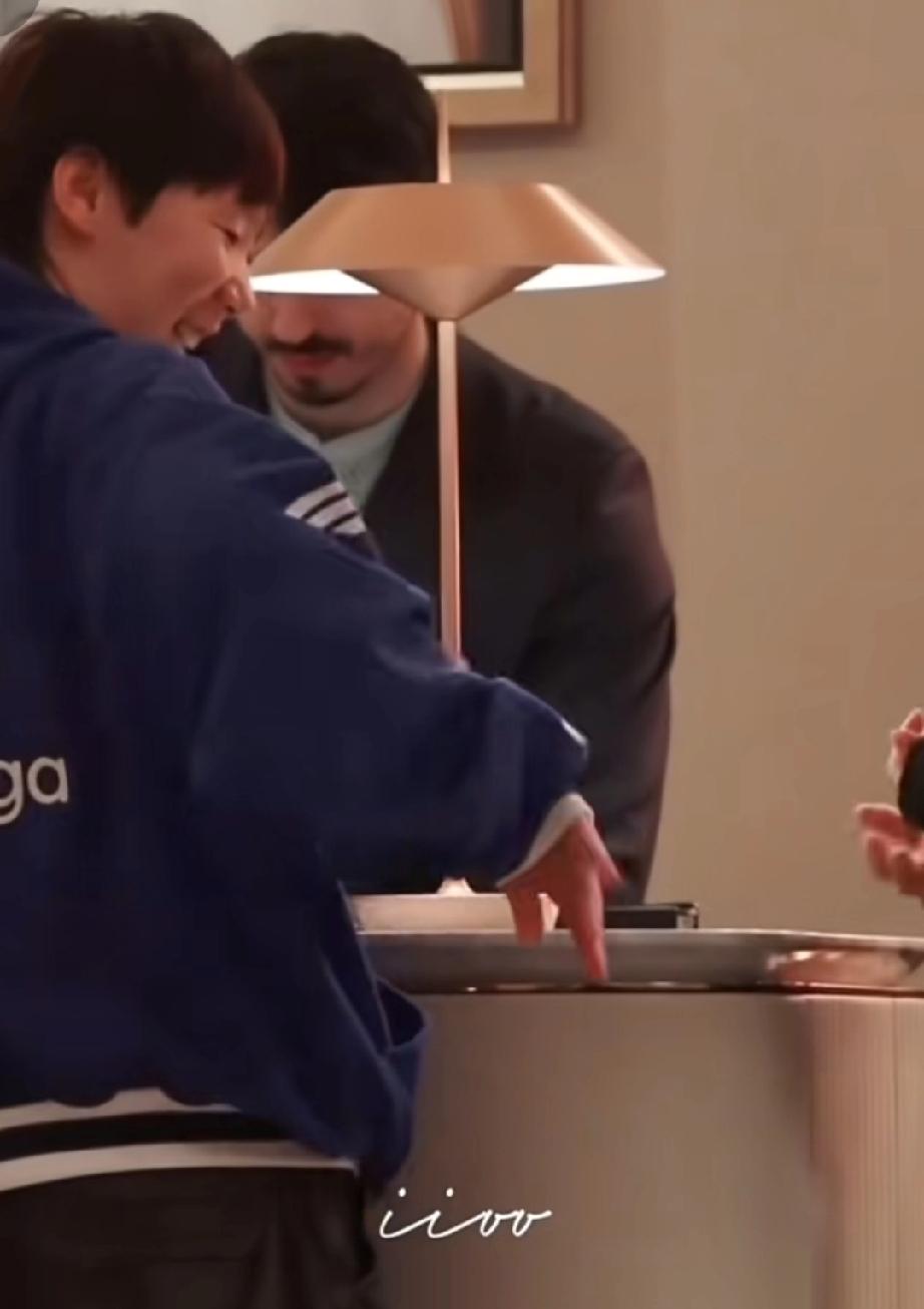 落地多哈已经是晚上十点多，王曼昱和国乒团队一起坐班车到达WTT官方酒店。在前台