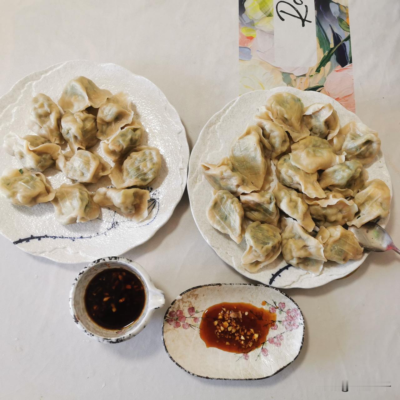 今天下午邻居送来一把韭菜，大概也就半斤多重，是她自己在阳台种的，嫩超的，稀罕物我