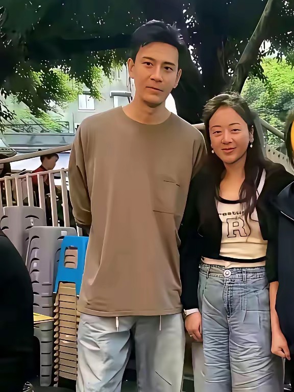 女人真的不经老啊，男的依旧是小鲜肉，女的却显出老来了。