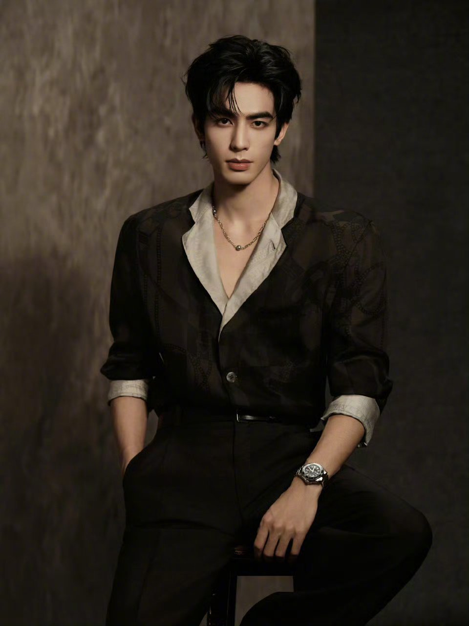 宋威龙亮相微博之夜，身着Hermes2026春夏系列造型登场。颈部佩戴Miki