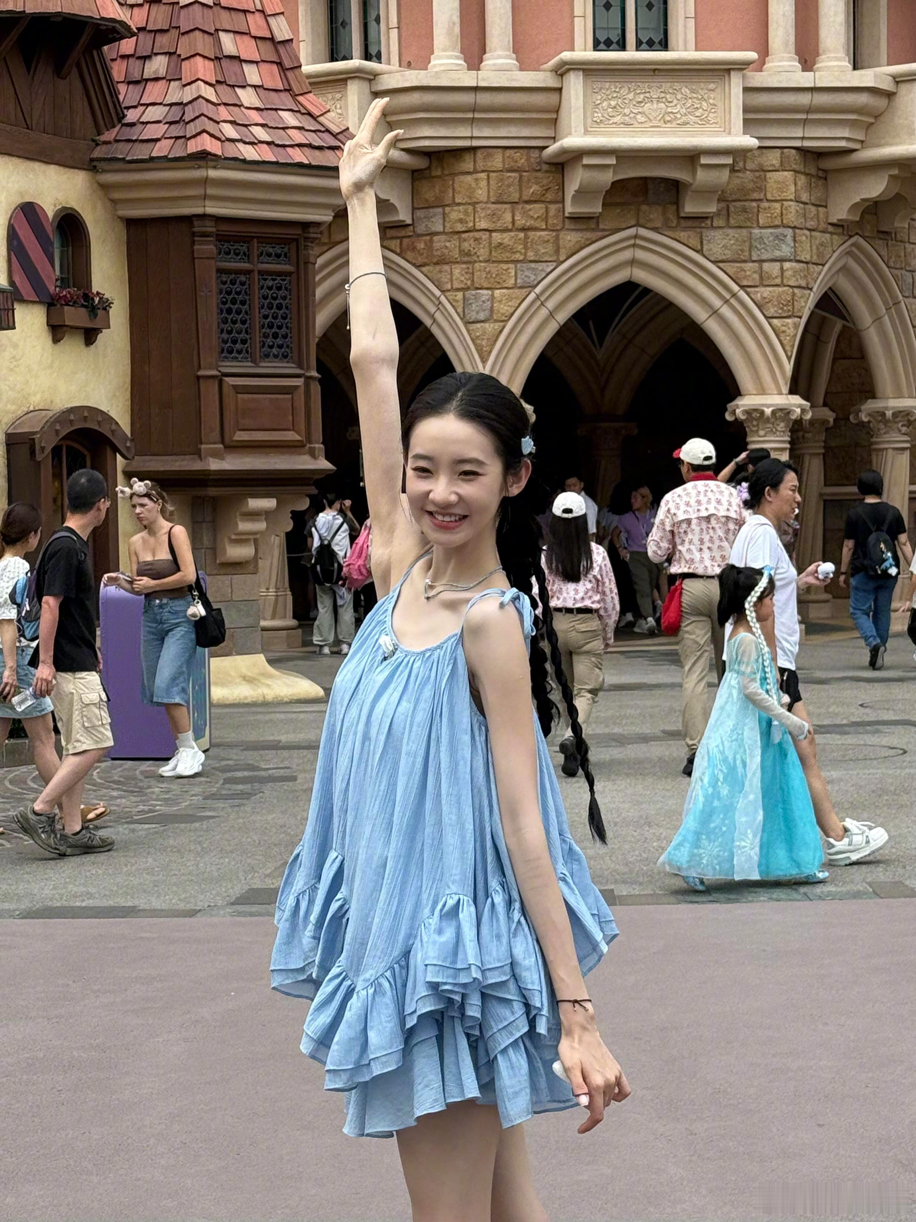 网友偶遇张艺凡，好瘦好白好美，她现在多少斤啊​​​