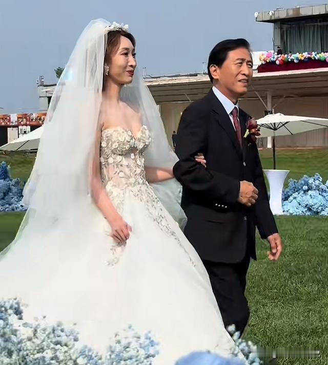 北京富二代大婚，央视主持人主持，朱时茂白雪现身，曝鲜花30万元10月7号举行