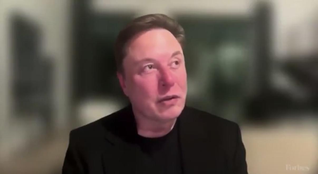 刚刚马斯克的一段采访在X上火了：总结起来一句话：留给人类靠出卖肉体和脑力