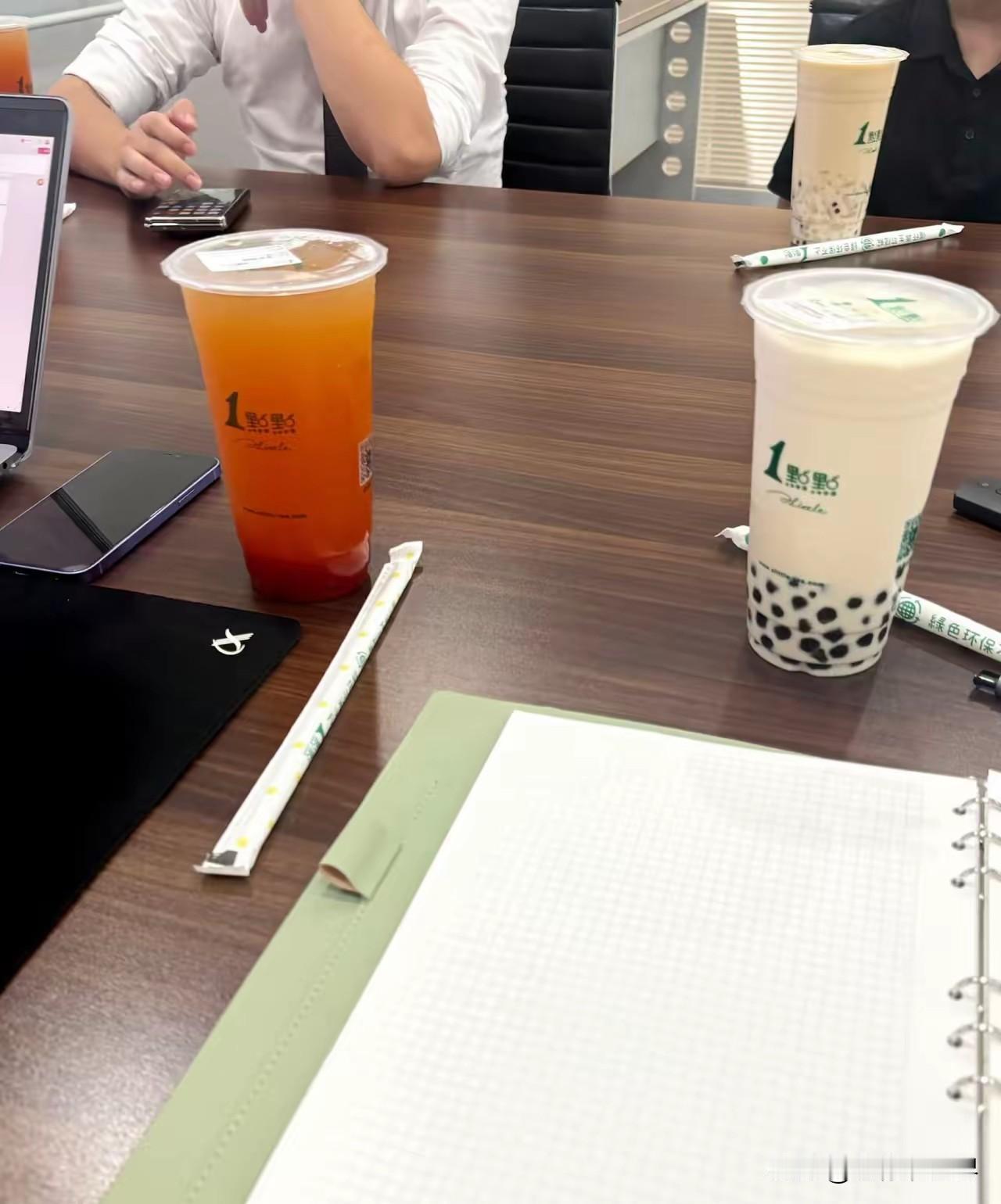 职场反杀！这波操作太绝了同事小李为了羞辱排挤当事人，中午给办公室8个人全点