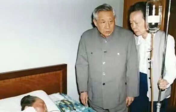 1981年5月，宋庆龄先生弥留之际的老照片。廖承志携夫人经普椿前来探望。
