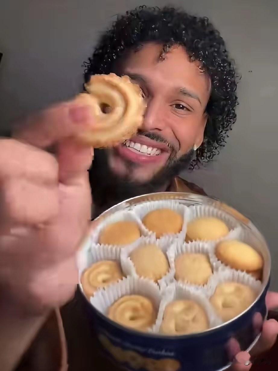 一位美国人在超市采购圣诞节食物时，发现丹麦蓝罐曲奇居然是印度制造。然后，他通过说