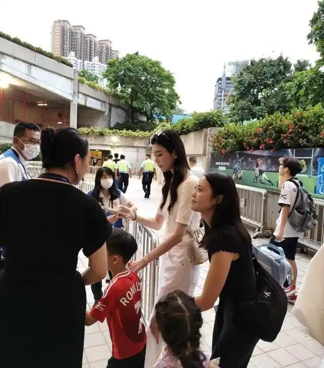 奚梦瑶带儿子香港看球，菲佣随行她只管美，女儿正面照曝光腿长，网友：这身高基因全随妈了​