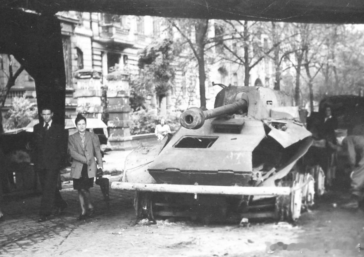 1945年德军1辆被击毁的Sd.Kfz.234／4反坦克装甲车在柏林克洛普斯托克