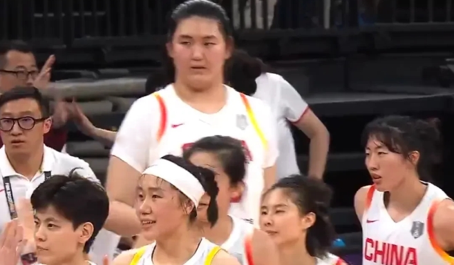 张子宇向裁判投诉，脸被对手打了！韩旭：不要影响到情绪和心态，抓到球就别放下。亚