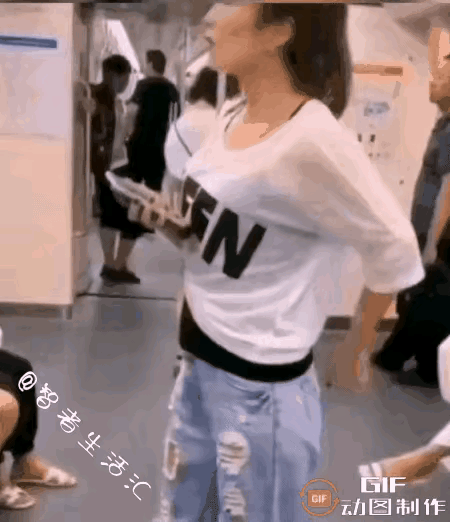 阿噻，我滴个天啦姑娘，你太心大了，要想背走整列地铁火车吗？我该给赞一个，还是