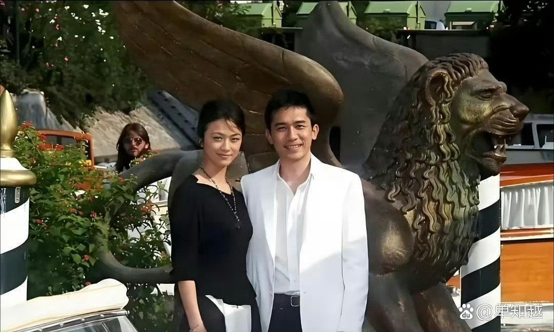 刘嘉玲要是看到这张照片‏‍，肯定也得吃醋吧？那时候﻿大家可都‍‎﻿年‍‌轻着呢​