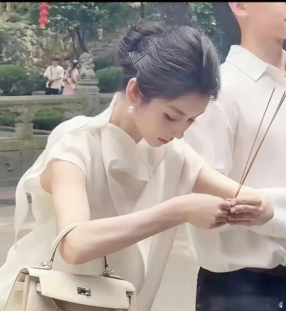 感觉她什么都不缺啊，求啥呢