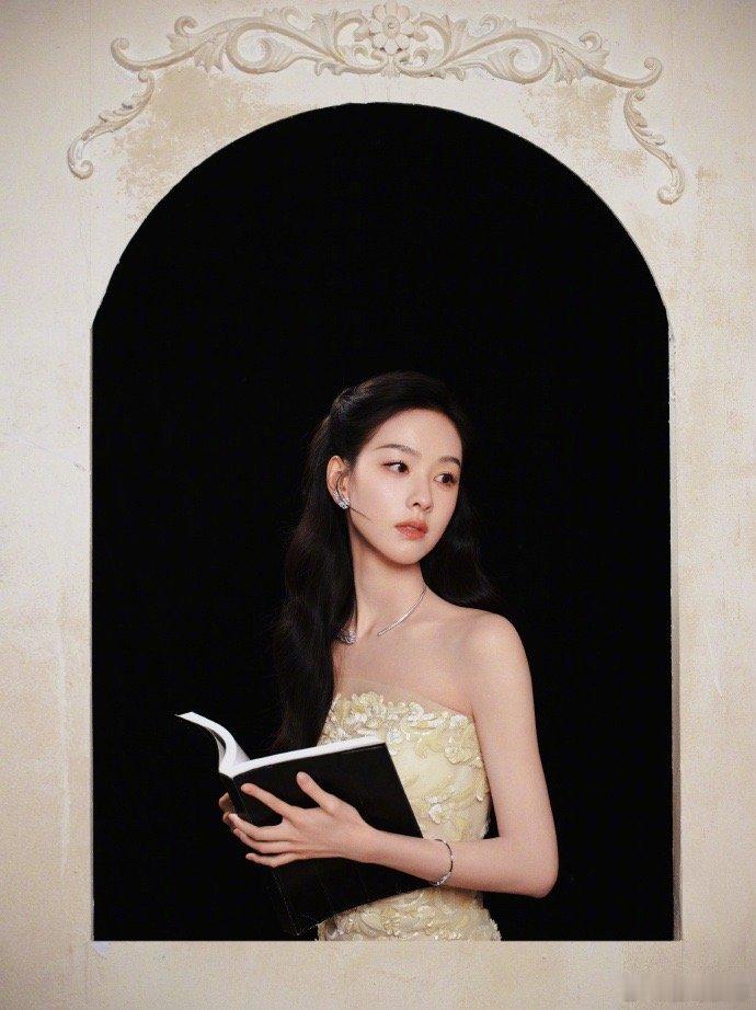 陈都灵童话公主是谁被陈都灵的童话造型美到失语！蓬松卷发搭配蕾丝纱裙，珍珠配饰点