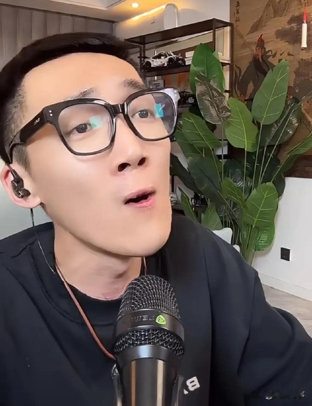 T佑透露在d音养数名主播，直言李舒克直播方式已过时！